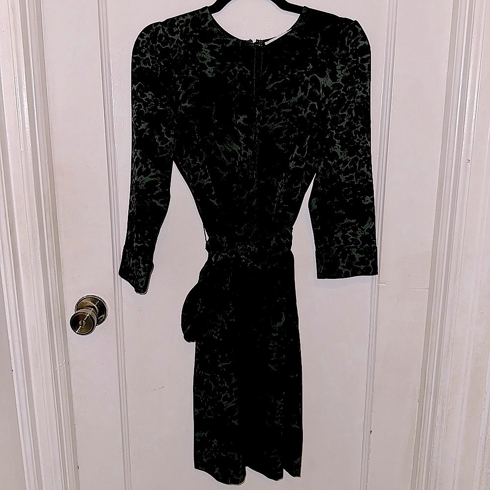 Lark & Ro: Optional V-Neck Knee Length Waist Tied Leopard Pattern Dress